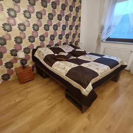 Przy Dlugiej Nyaraló *